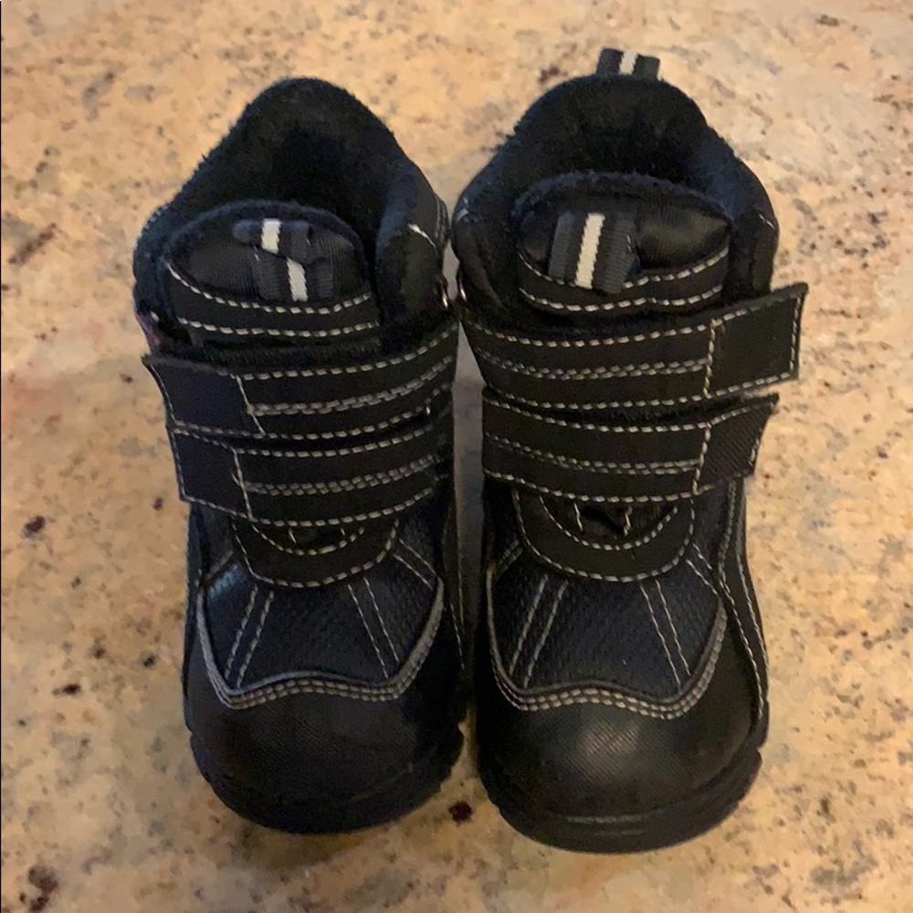 Kids size 8 snow boot. Good condition.